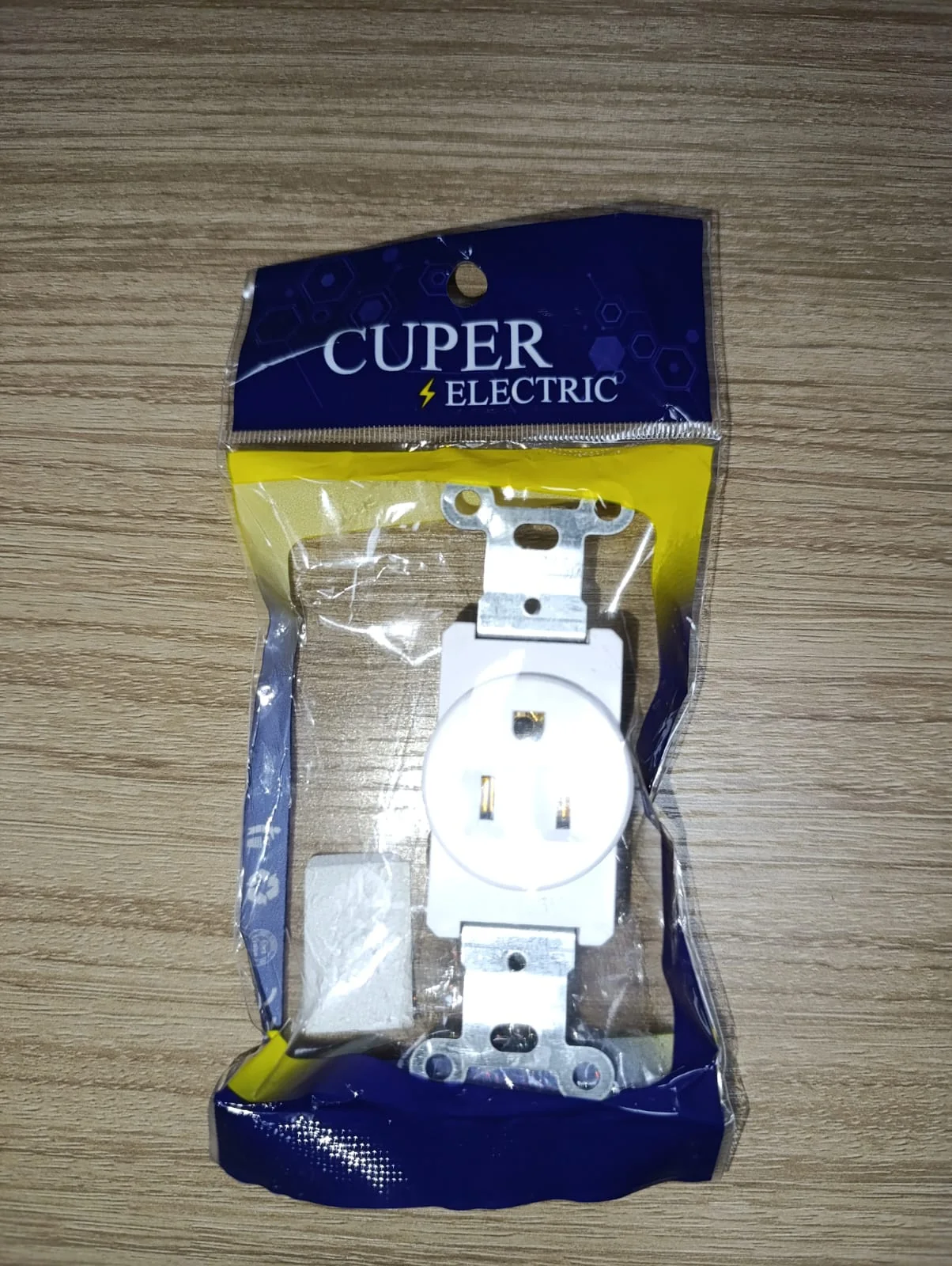 TOMACORRIENTE SENCILLO — 15A 125V · CINCADO