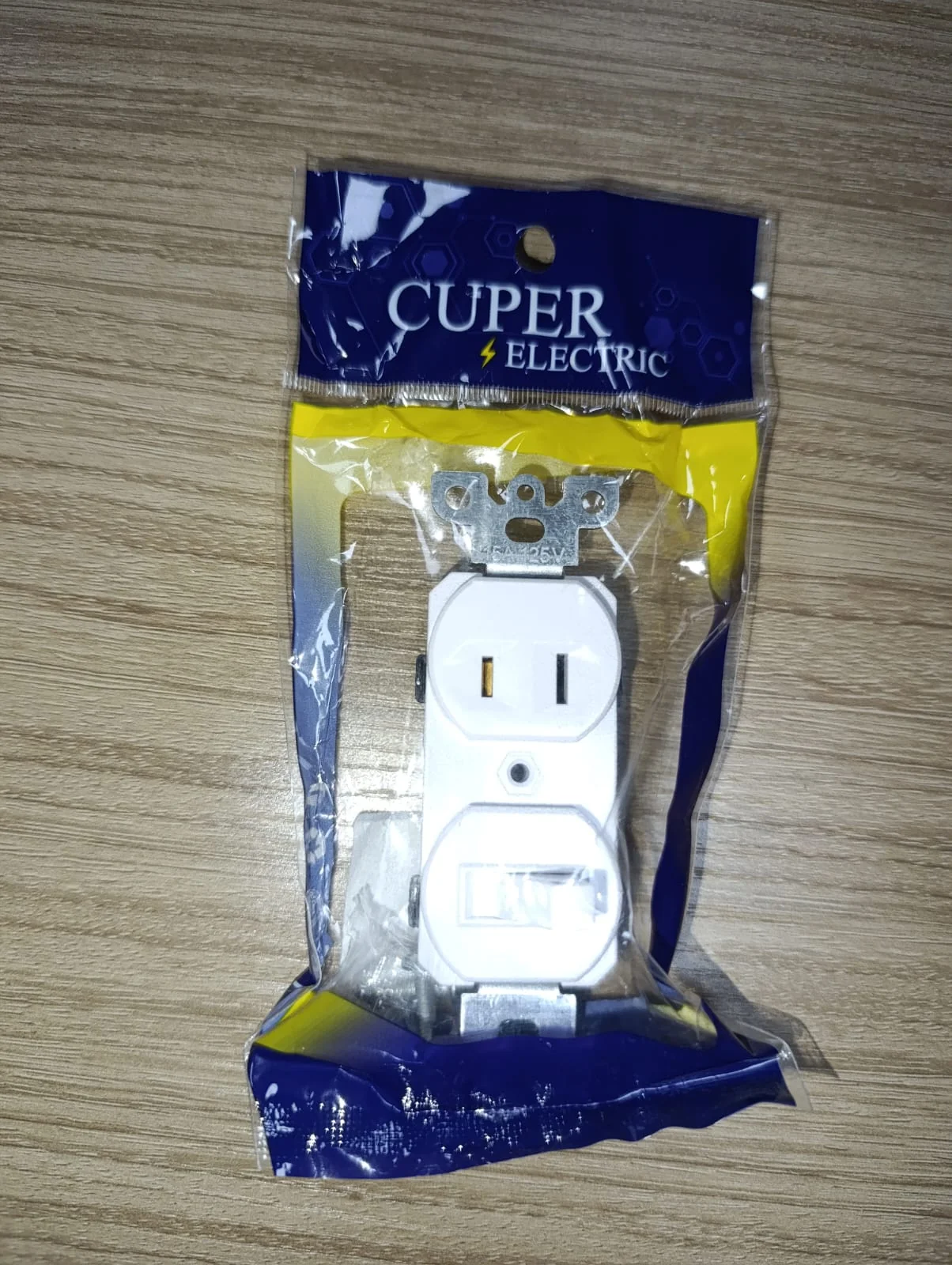 TOMACORRIENTE COMBINADO — 15A 125V · CINCADO