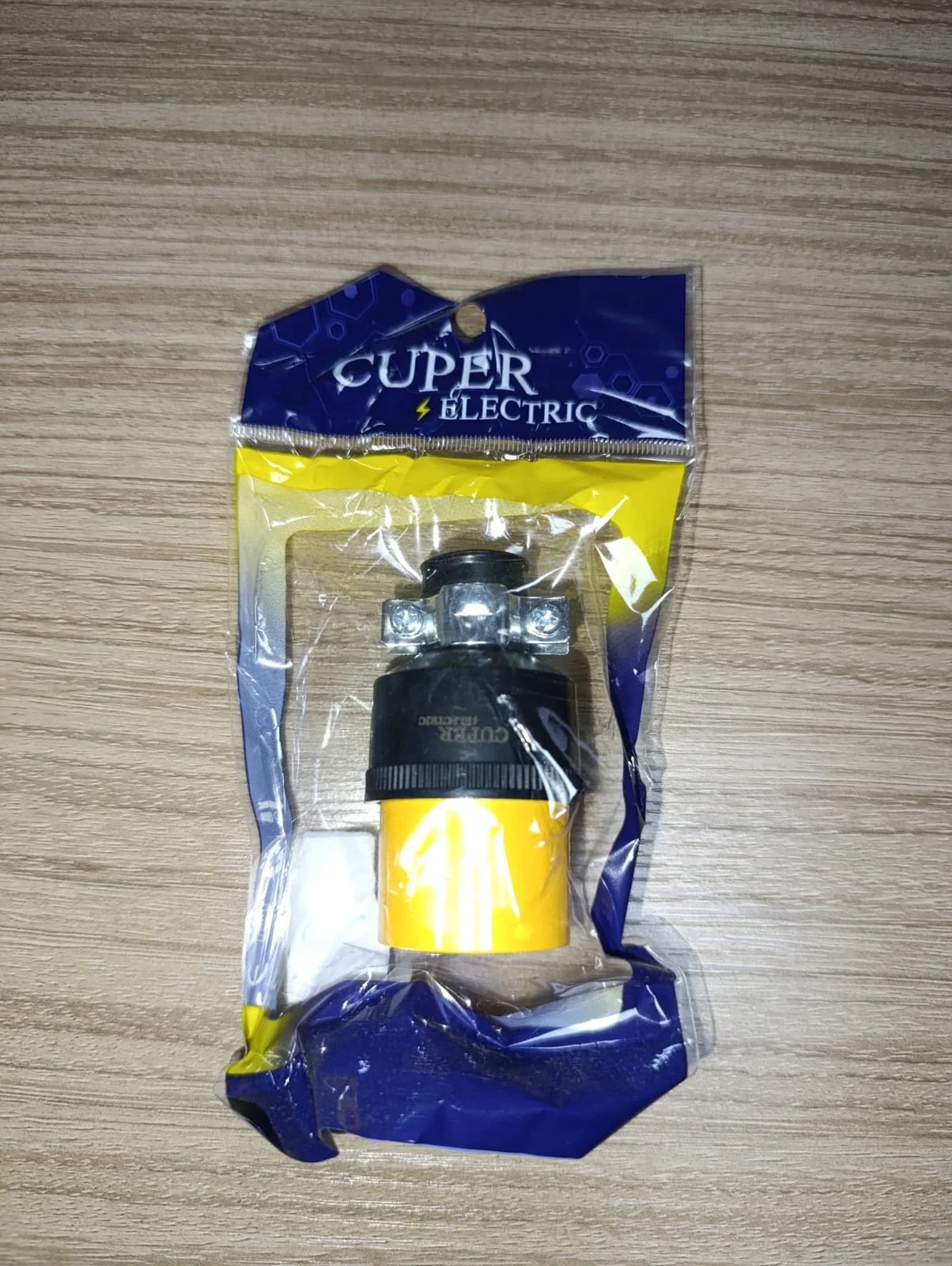 ENCHUFE HEMBRA TIPO CHINO BLINDADO DE GOMA — 15A 125V · NATURAL
